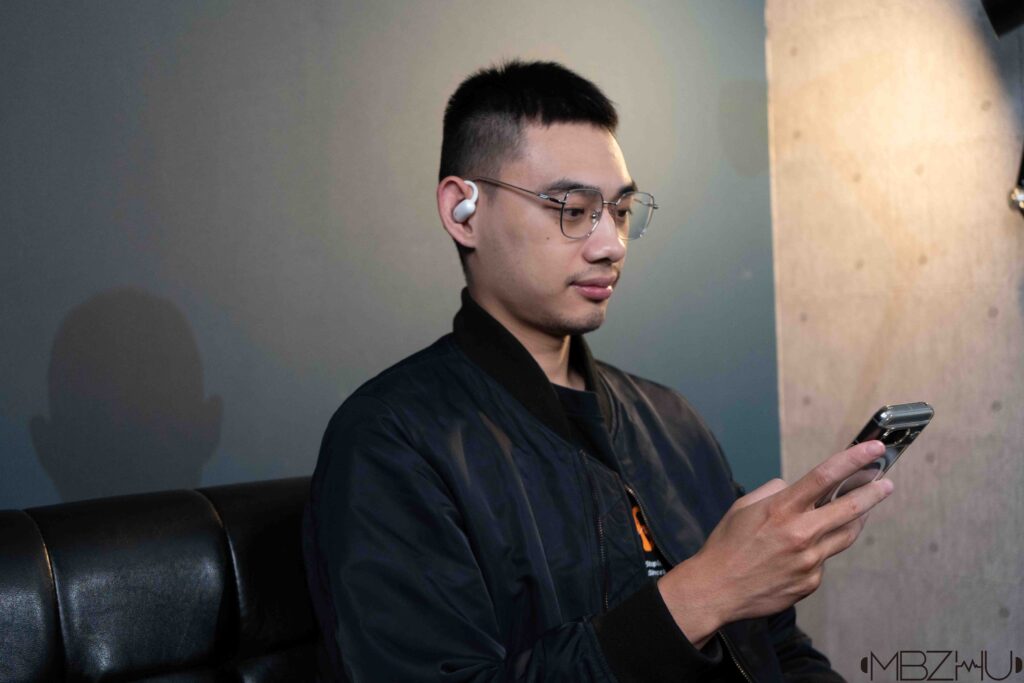 soundcore AeroFit2開箱評測:AI 翻譯、Hi-Res 音質與極致舒適,新世代開放式耳機首選! 10 soundcore AeroFit 2 穿搭