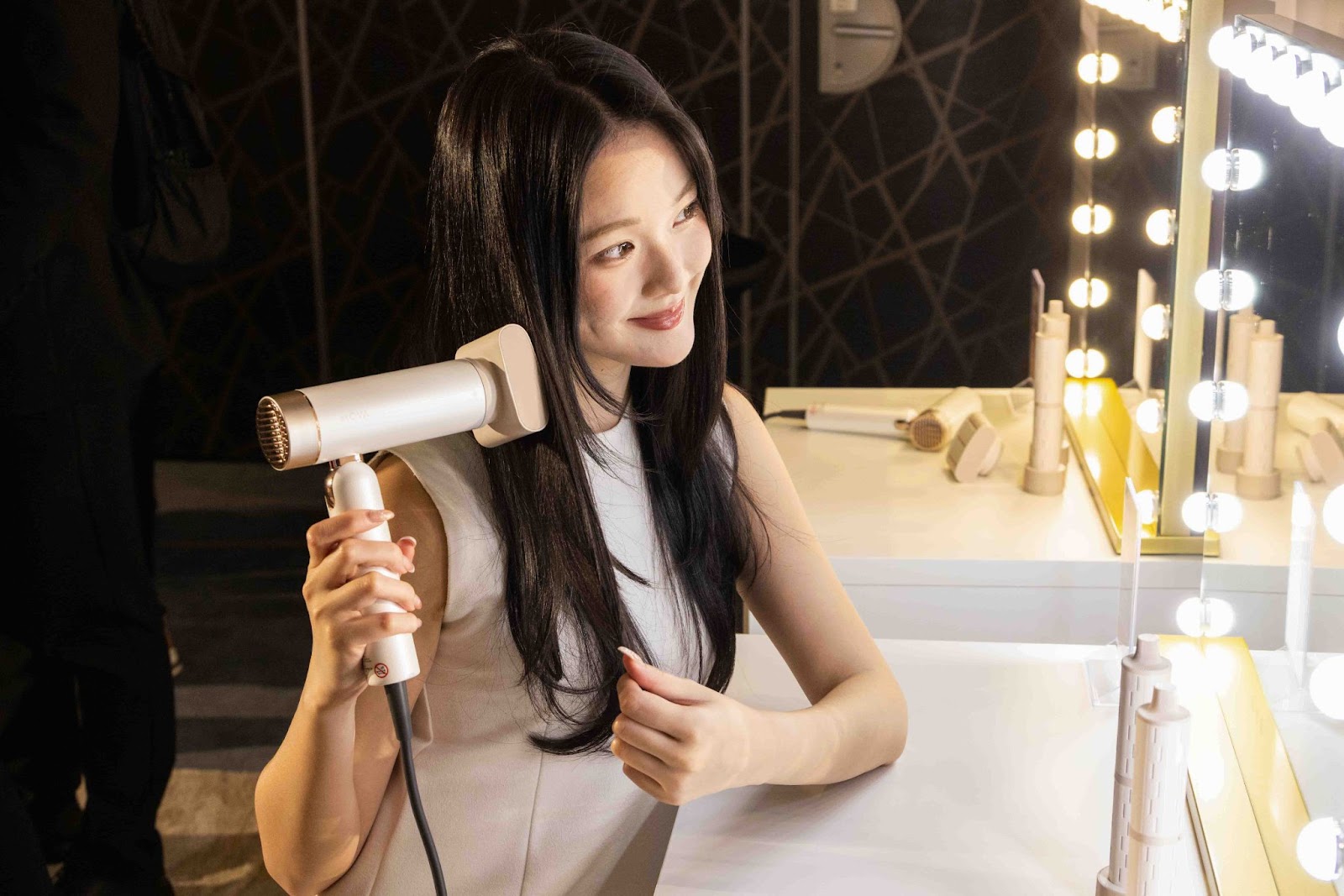 智淨未來 · 時尚進化:MOVA 品牌上市發表會盛大登場!X4 Pro、Z50 Ultra、P50 Pro Ultra、Flip 10 四大新品亮相! 6 MOVA Flip 10 吹風機 - 實機展示