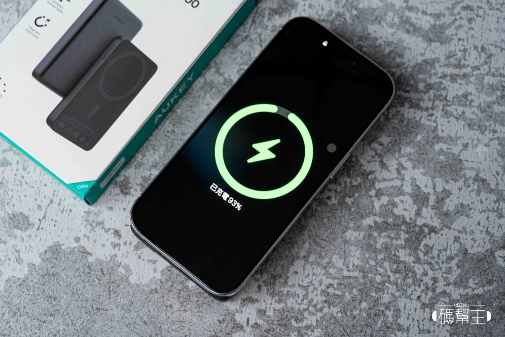 AUKEY MS08 Qi2 行動電源實測開箱:磁吸穩不穩?會不會太厚?一天充兩次夠嗎? 10 aukey ms08手機無線充電