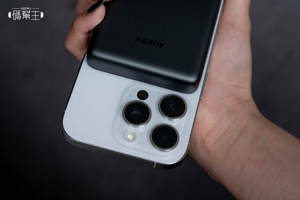 AUKEY MS08 Qi2 行動電源實測開箱:磁吸穩不穩?會不會太厚?一天充兩次夠嗎? 14 aukey ms08外觀設計