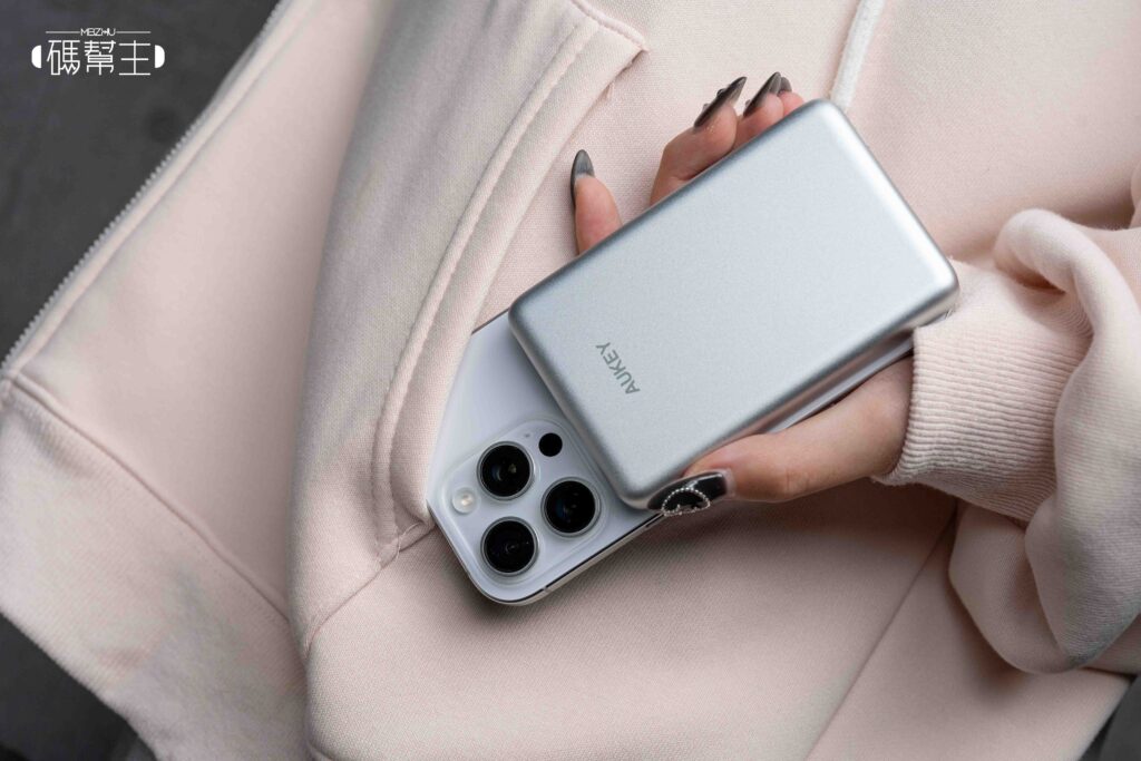 AUKEY MS08 Qi2 行動電源實測開箱:磁吸穩不穩?會不會太厚?一天充兩次夠嗎? 9 aukey ms08手持