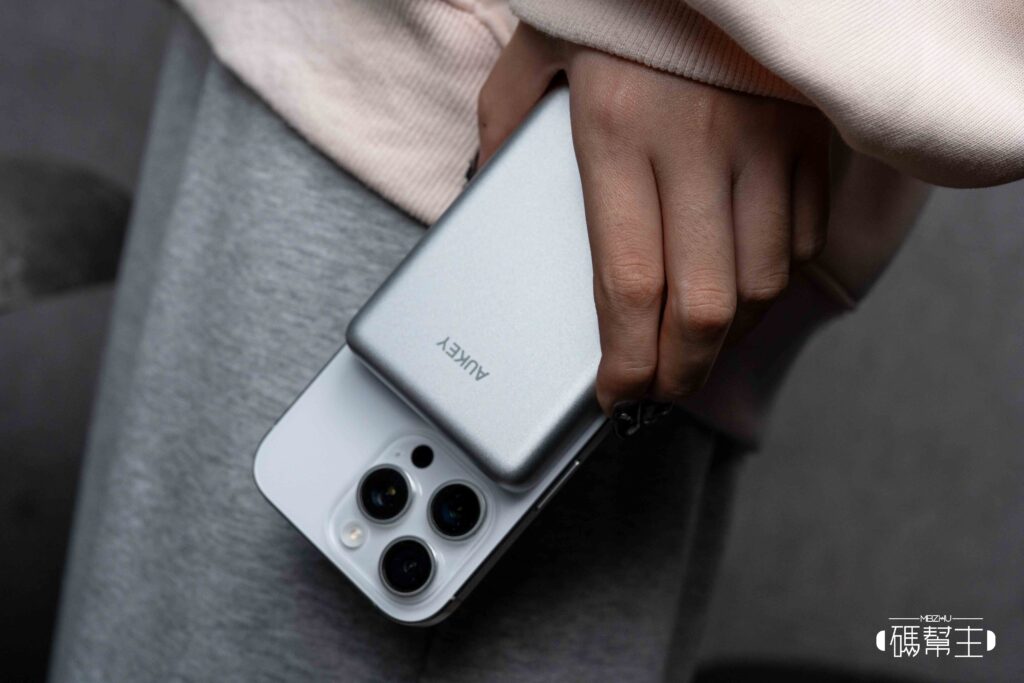 AUKEY MS08 Qi2 行動電源實測開箱:磁吸穩不穩?會不會太厚?一天充兩次夠嗎? 12 aukey ms08手持-2