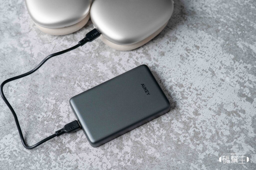 AUKEY MS08 Qi2 行動電源實測開箱:磁吸穩不穩?會不會太厚?一天充兩次夠嗎? 11 aukey ms08有線充電