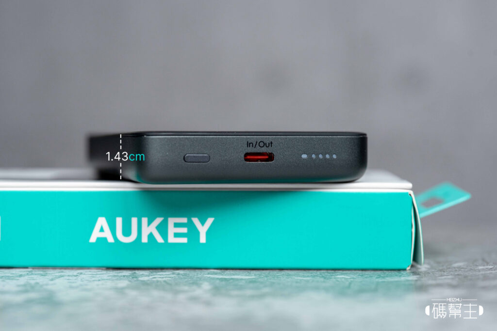 AUKEY MS08 Qi2 行動電源實測開箱:磁吸穩不穩?會不會太厚?一天充兩次夠嗎? 6 aukey ms08機身輕薄1.43公分