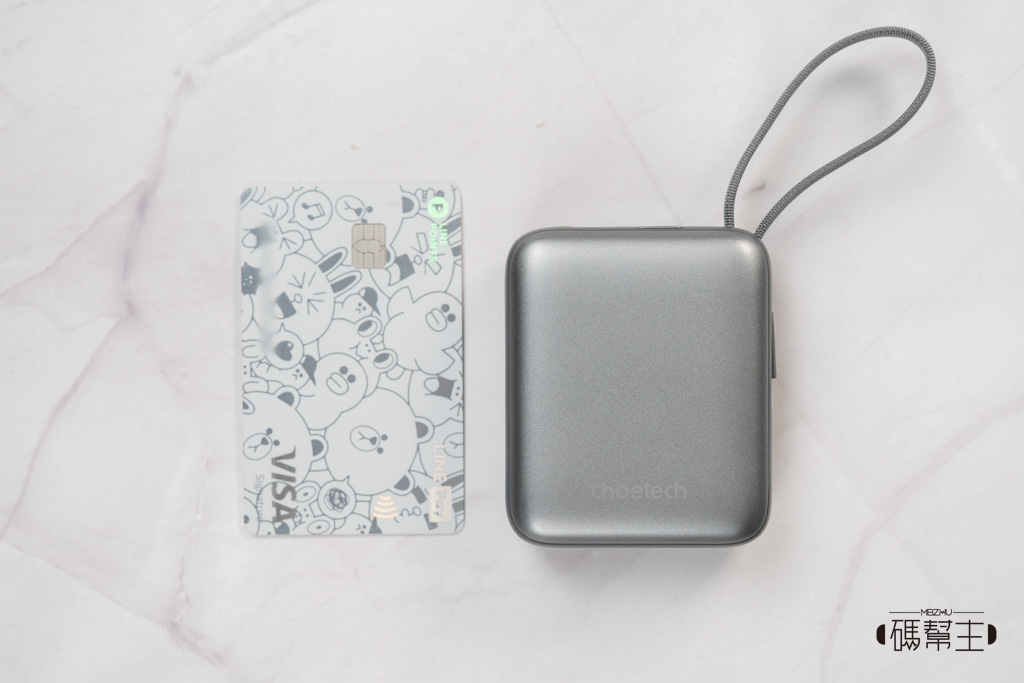 Choetech B832行動電源和信用卡大小比較