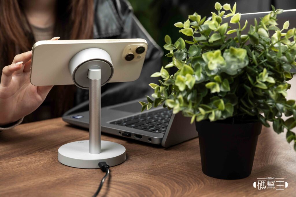 AUKEY MC111 Qi2 25W 磁吸無線充電器 使用場景2