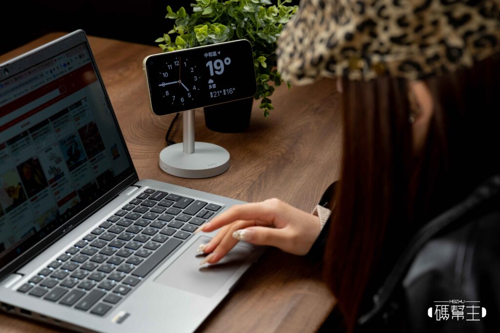 AUKEY MC111 Qi2 25W 磁吸無線充電器 桌面使用場景