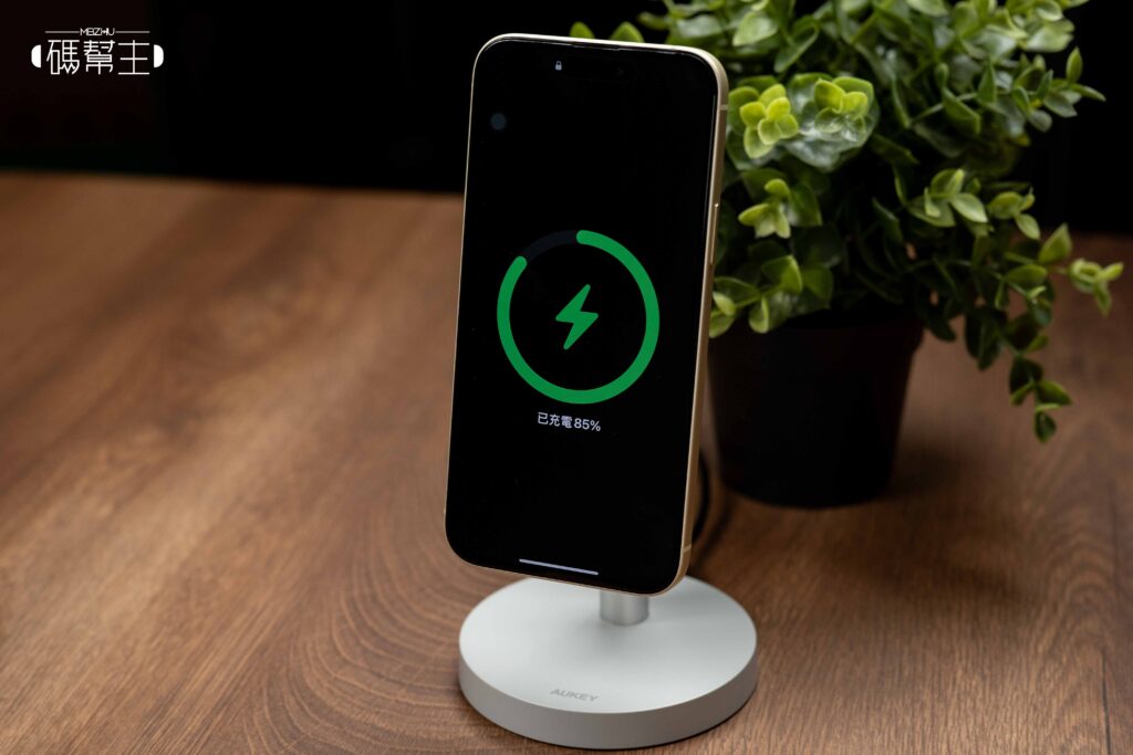AUKEY MC111 Qi2 25W 磁吸無線充電器 充電指示