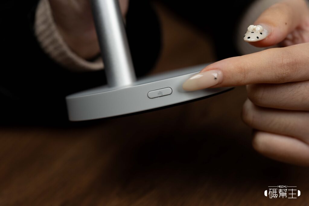 AUKEY MC111 Qi2 25W 磁吸無線充電器 洩壓按鍵