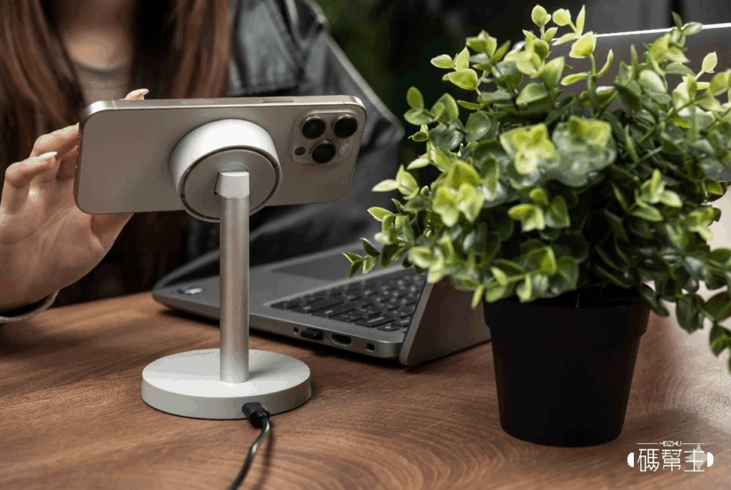 AUKEY MC111 Qi2.2 25W無線充電器開箱：真空底座吸附 × 快充效率翻倍 × 極簡外型提升桌面品味 2