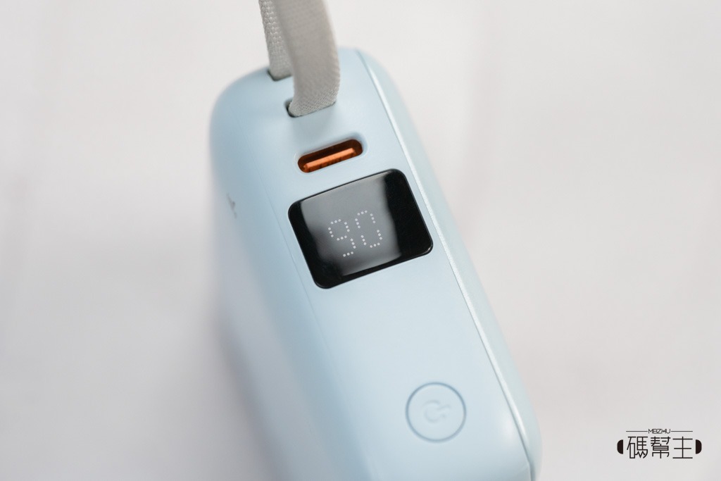 健忘族救星！Choetech 掌心充 B832 實測開箱：自帶線、掌心大小的 35W 可登機行動電源，值得買嗎？ 10