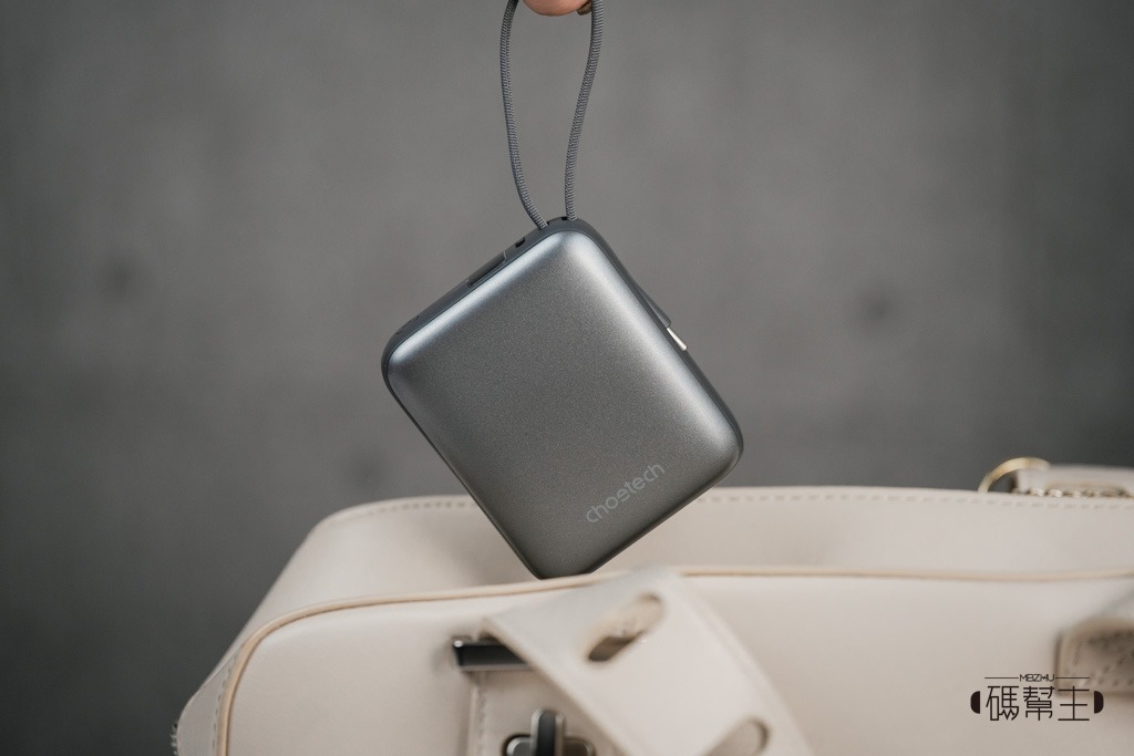 健忘族救星！Choetech 掌心充 B832 實測開箱：自帶線、掌心大小的 35W 可登機行動電源，值得買嗎？ 16