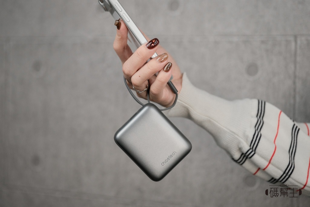 健忘族救星！Choetech 掌心充 B832 實測開箱：自帶線、掌心大小的 35W 可登機行動電源，值得買嗎？ 17