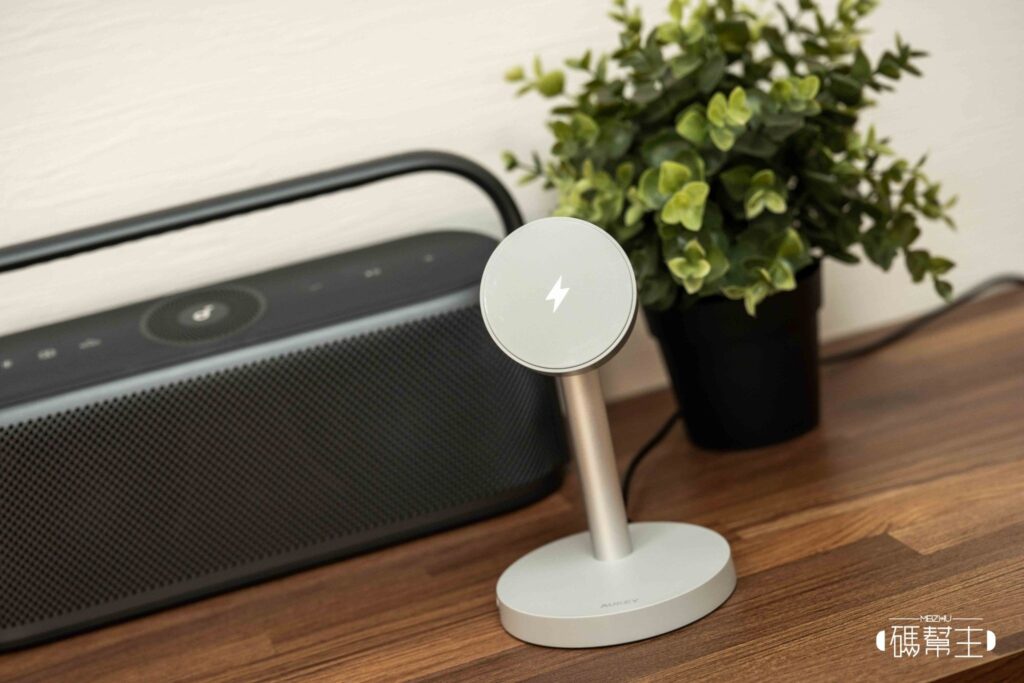 AUKEY MC111 Qi2 25W 磁吸無線充電器 機身
