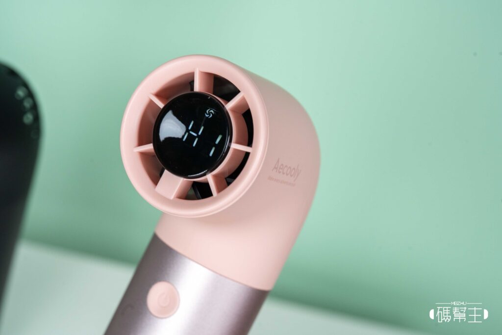 Aecooly Aero Pro PH01 手持風扇開箱實測:設計獎加持的「小水管」,風力到底行不行? 5 Aecooly Aero Pro PH01 LED顯示螢幕