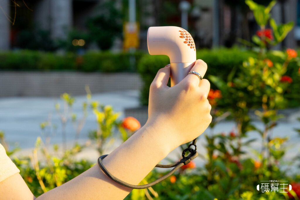 Aecooly Aero Pro PH01 手持風扇開箱實測:設計獎加持的「小水管」,風力到底行不行? 9 Aecooly Aero Pro PH01 戶外使用-1