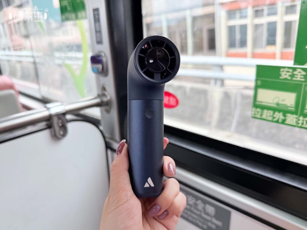 Aecooly Aero Pro PH01 手持風扇開箱實測:設計獎加持的「小水管」,風力到底行不行? 11 Aecooly Aero Pro PH01 使用場景(公車)