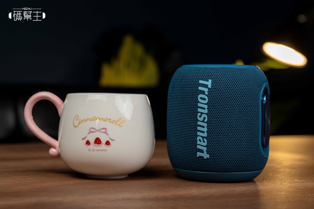 Tronsmart T8 Mini vs. 水杯大小